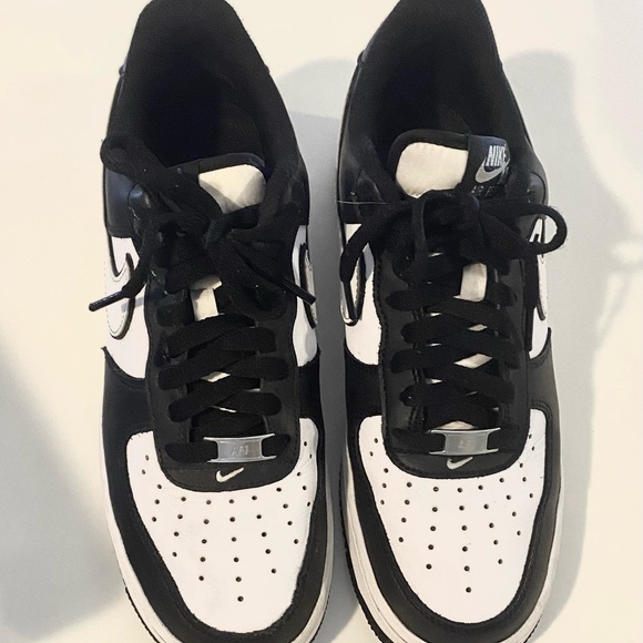 Nike Air Force 1 '07
Chaussure pour homme - Picture 1 of 7